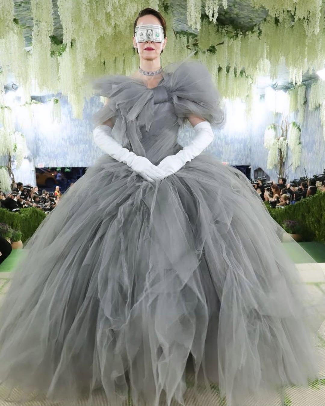 Sarah Paulson's Sculptural Pixie with Deep Side Part at the 2026 Met Gala (3)