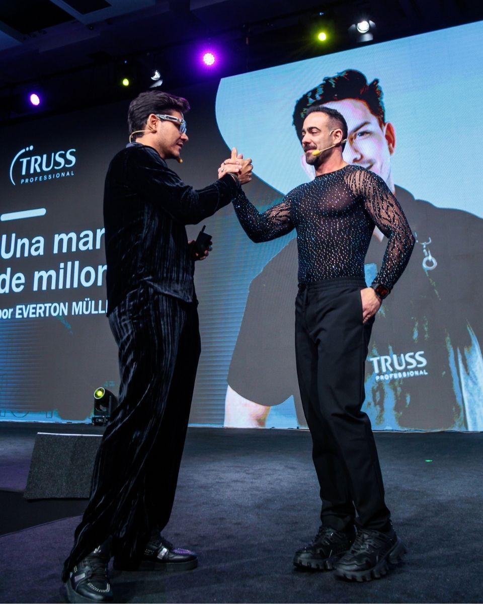 Andy Macedo assists Everton Muller onstage during a TRUSS Professional class, translating his Portuguese presentation into Spanish.