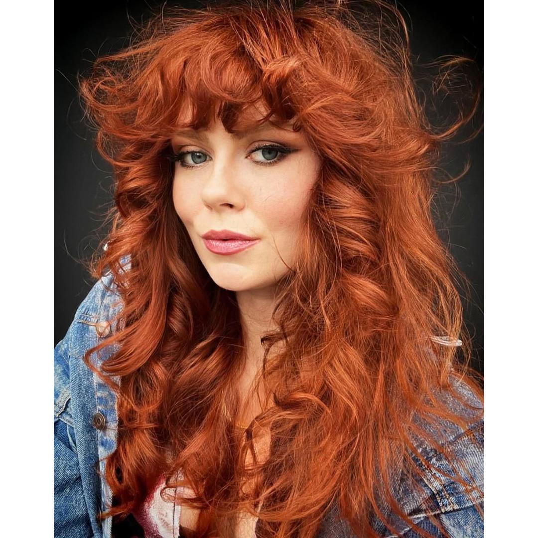 Another angle of a curly red shag haircut by @rachelwstylist.
