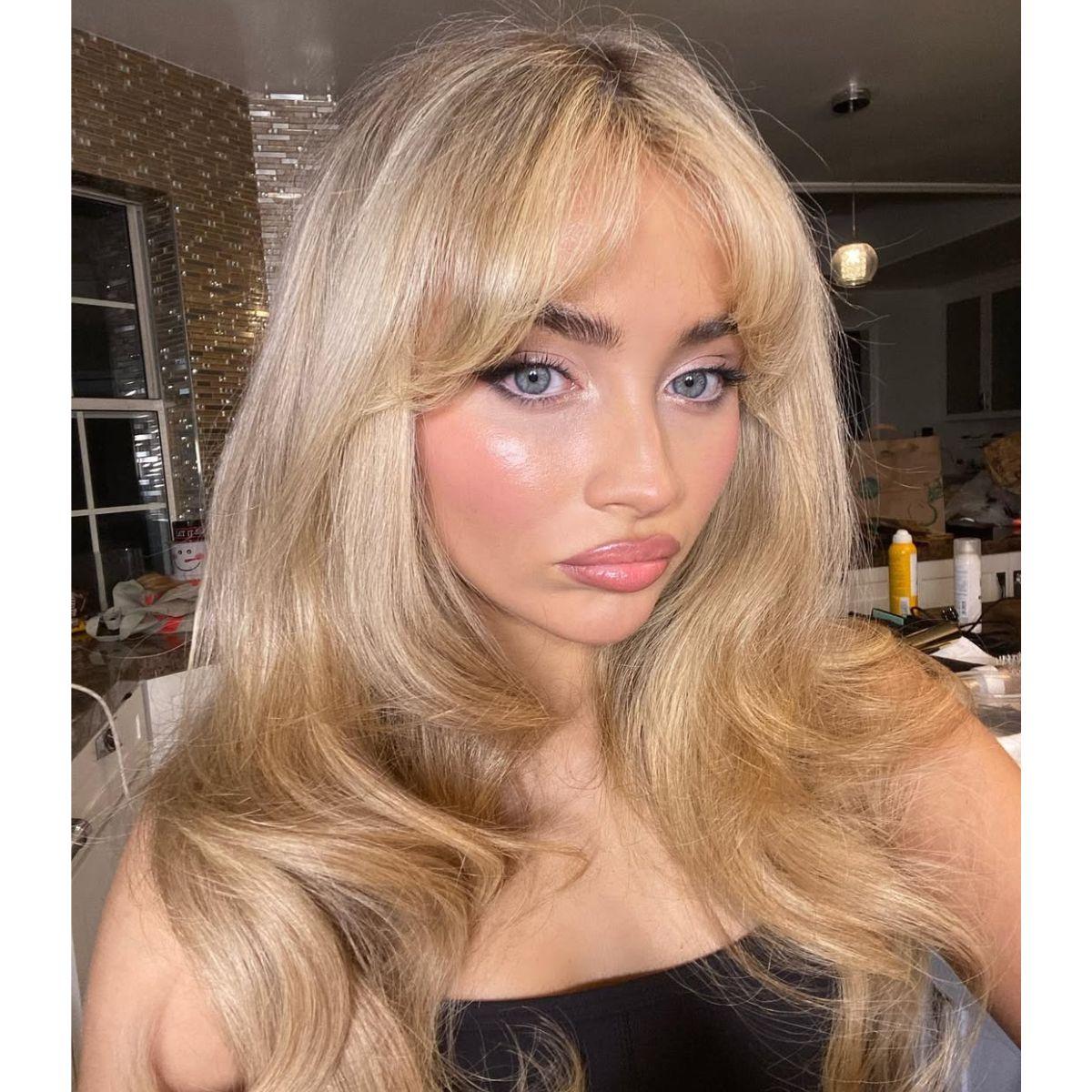 haircuttrends2025-kitty-cut-hairbylaurie-sabrina-carpenter