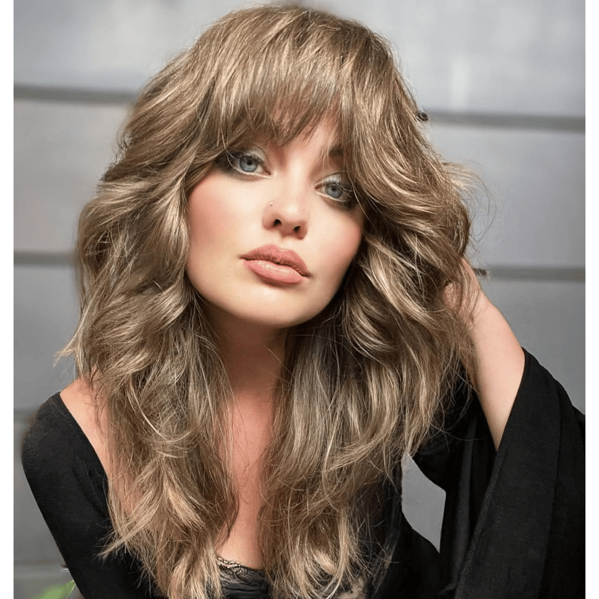 A retro brunette shag haircut with bangs by @rachelwstylist.
