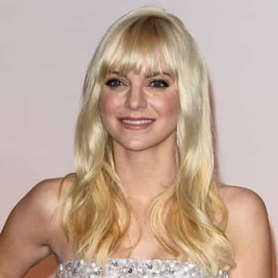 Anna Faris' Soft Shiny Waves - TIGI
