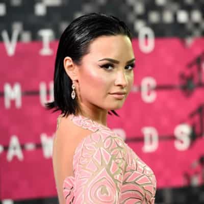 Demi Lovato's Slicked Back Style - Uberliss