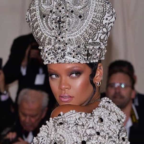 Rihanna_Met_Gala_2018_Crown_and_finger_wave