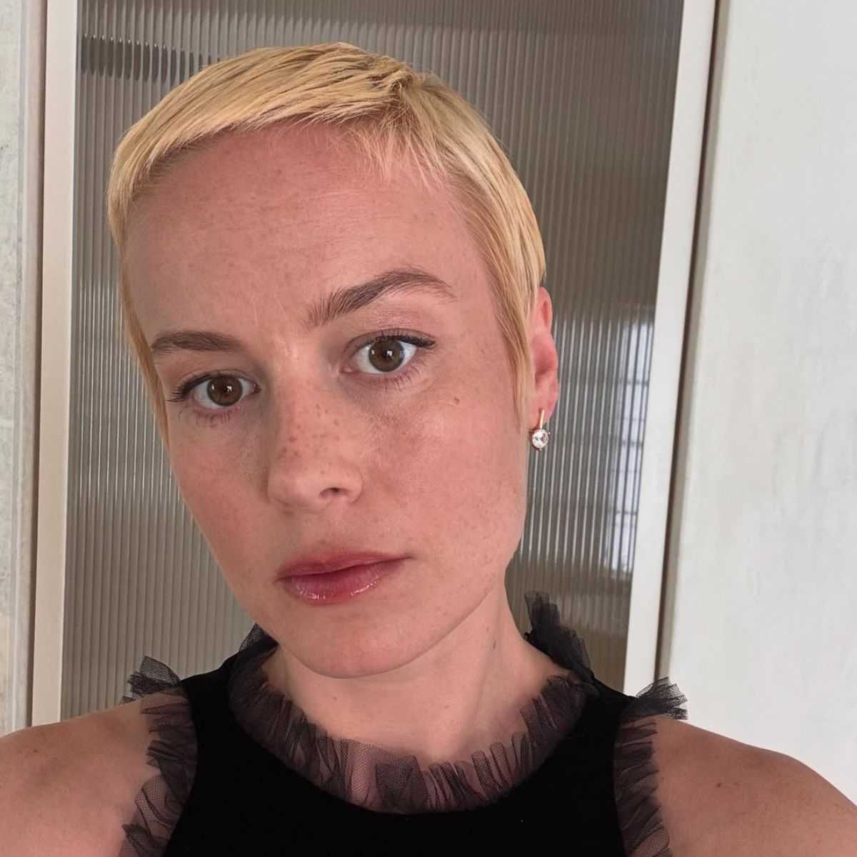 brie-larson-twiggy-blonde-2