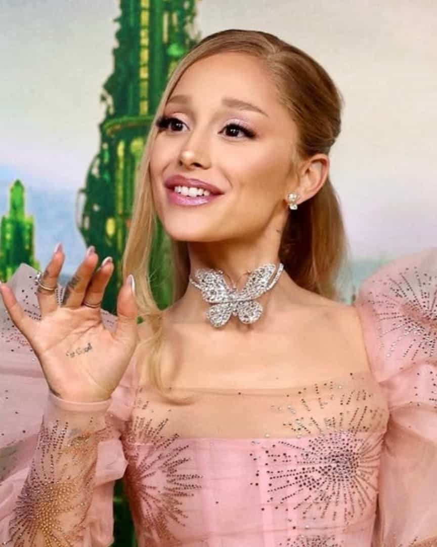 Ariana Grande blonde hair as Glinda in Wicked