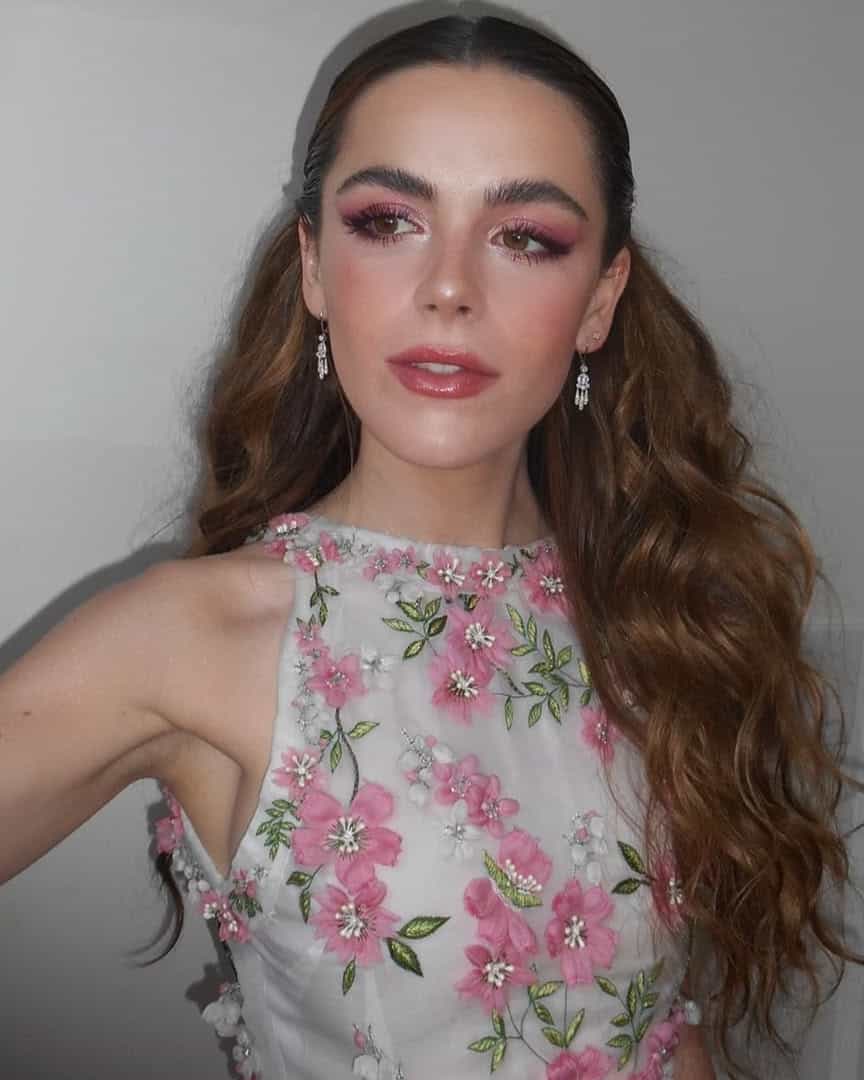 golden hour brunette Kiernan Shipka Photo Credit Instagram via @laurengottmakeup (2)