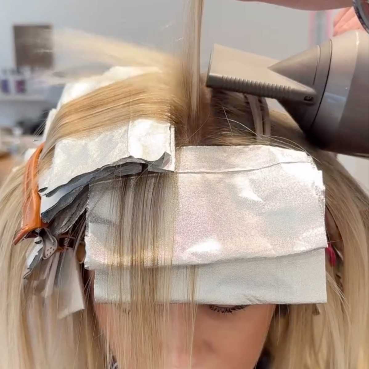 airtouch blonding technique on a head with foils