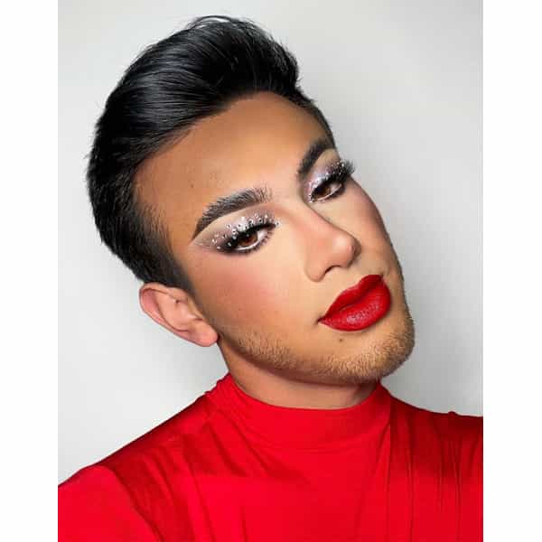 Holiday Makeup Trends 2020 Cat Eyes Red Lip Sparkle Glitter Champagne Eyeshadow Eyes Fuchsia Winter Glow