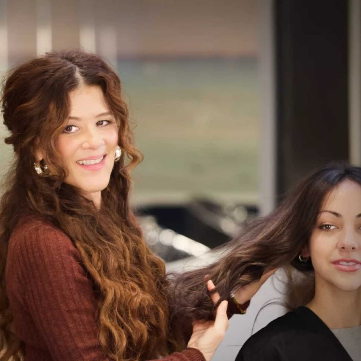 Tracy Cunningham on the salon with a brown-haired model.