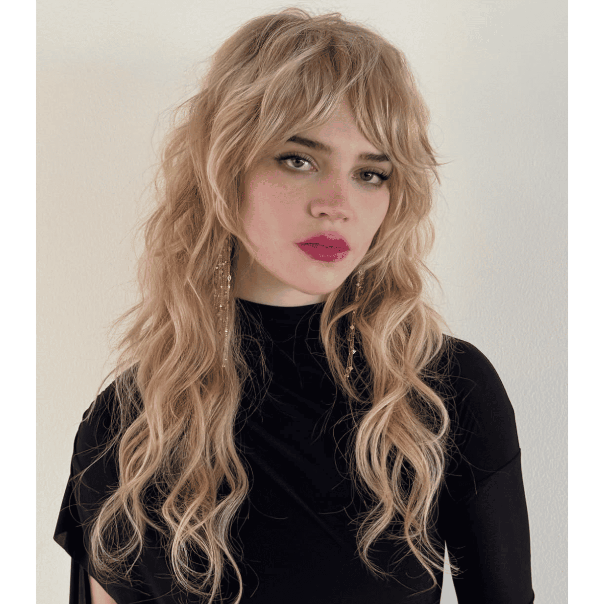 spring-haircut-trends-2025-sophie-thatcher-featimg--bangs