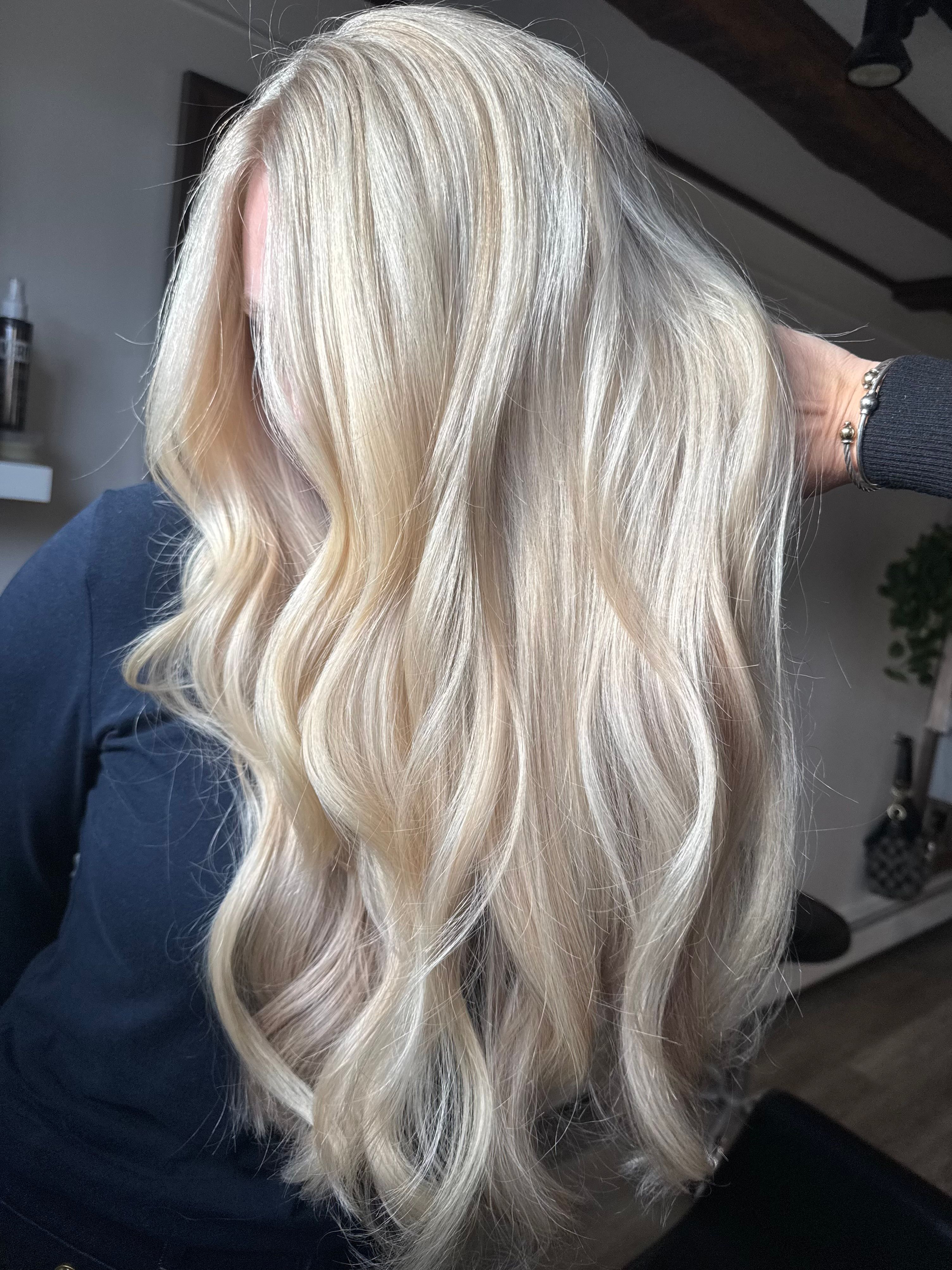 Sonya Molyneaux — Blondes ONESHOT Hair Awards entry