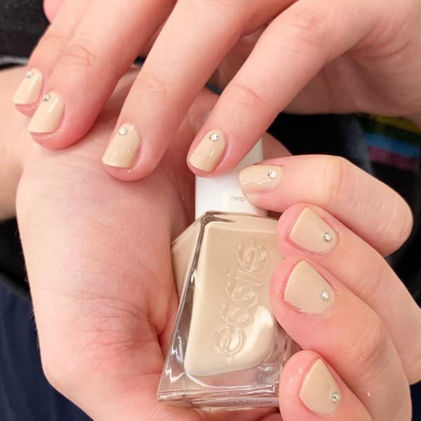 Lili Reinhart wearing Essie nail polish at the Golden Globes 2019. Nails by @stephstonenails.